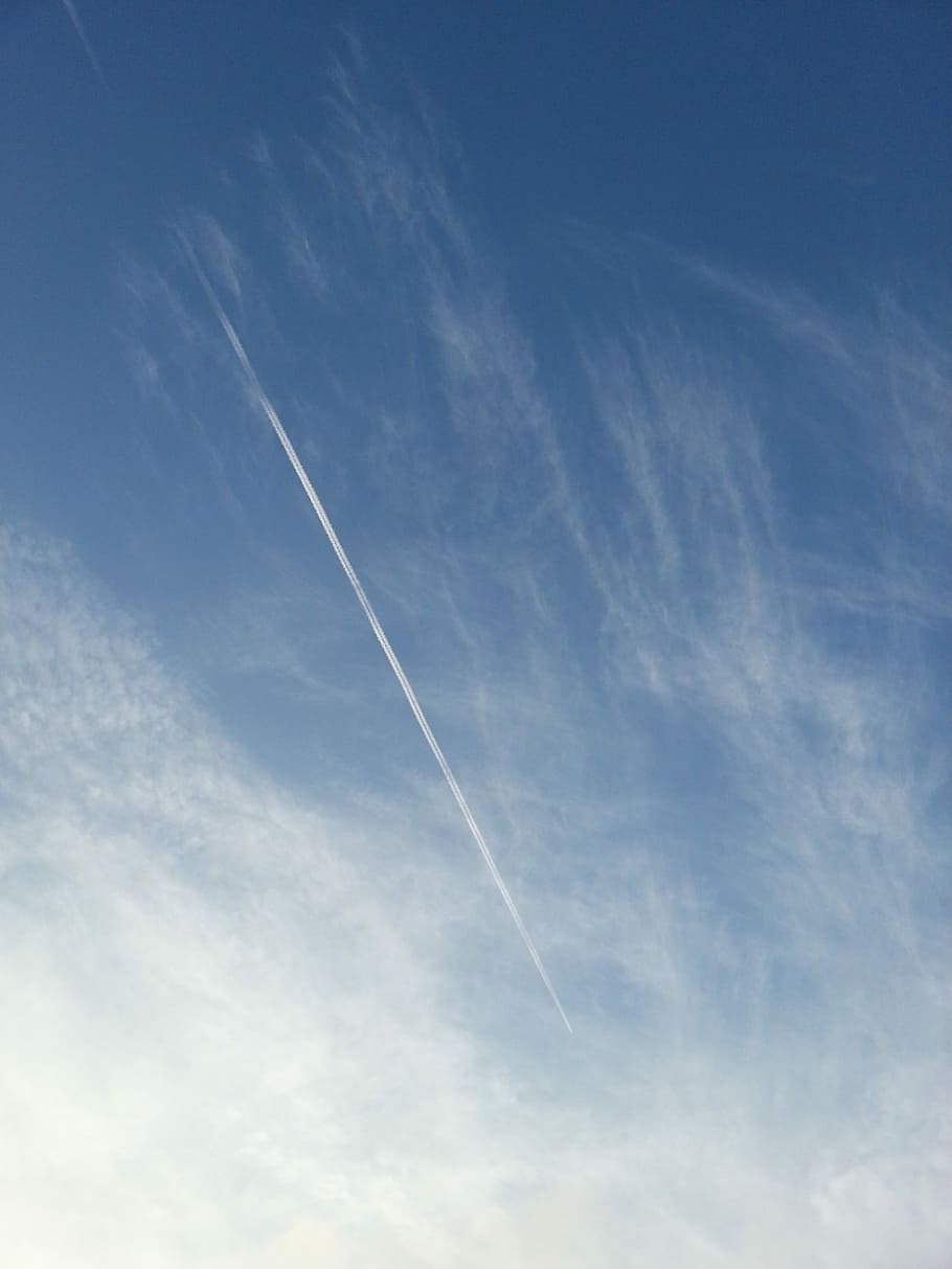 cel, núvols, dia, pista de vapor, contrail, blanc, blau, vista d’angle baix, núvol - cel, naturalesa, cap gent, bellesa a la natura, escenics - natura, tranquil·litat, escena tranquil·la, transport, a l'aire lliure, vehicle aeri, fons, manera de transport, moviment, avió, en moviment, 2K