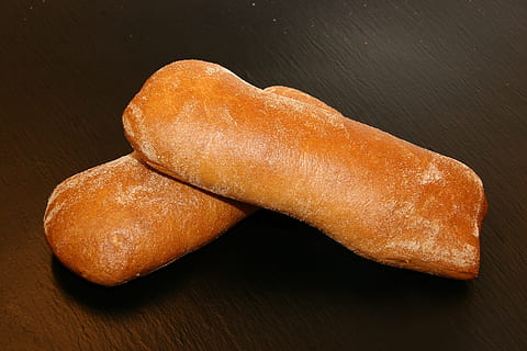ciabatta, brød, bagt, bager, mad, ovn, bager brød, håndværk, friskbagt, produktion, smuk, italiensk, opskrift, spisning, Brun, snack, tæt på, mad og drikke, ingen mennesker, gourmet, bageri, studio skud, friskhed, sund kost, bord, indendørs, stilleben, klar til at spise, træ - materiale, velvære, høj vinkel visning, sort baggrund, portionsstørrelse, fransk mad, 2K, CC0, offentligt domæne, royaltyfrie