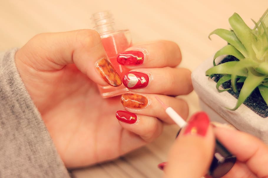 imatge, conté, persona, aplicació, ungles, polir, esquerra, finger nai; l, nai; l, dit, manicura, dones, ungla, mà humana, cura del cos, femelles, tractament de bellesa, bellesa, spa de bellesa, producte de bellesa, gent, primer pla, dit humà, tractament de spa, salut i medicina, saló de les ungles, esmalt per a les ungles, spa de salut, ètnia caucàsica, esteticista, medicina, estil de vida saludable, part del cos humà, pintar les ungles, mà, menjar, part del cos, menjar i beguda, adult, a l'interior, benestar, vegetals, celebració, peu humà, art d'ungles, dona guapa, 1080P