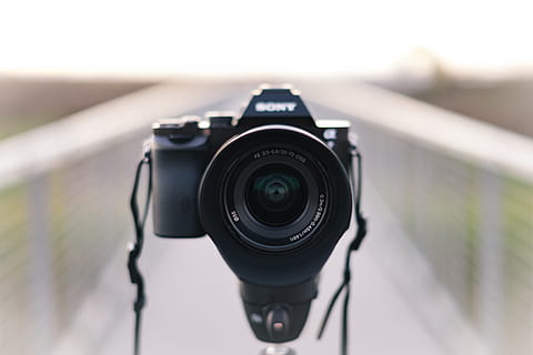 kamera pada tripod, kamera, tripod, teknologi, juru potret, kamera - peralatan fotografi, peralatan, tema fotografi, lensa - alat optik, kamera digital, industri elektronik, di luar rumah, peralatan fotografi, fokus pada latar depan, merapatkan, memotret, warna hitam, tidak ada orang, aktivitas, hari, kamera slr, Arsitektur, alam, fokus selektif, kamera video rumah, 4K