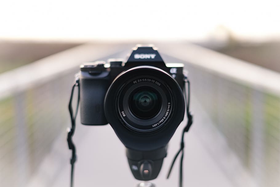 aparat na statywie, aparat fotograficzny, statyw, technologia, fotograf, aparat fotograficzny - sprzęt fotograficzny, sprzęt, tematy fotograficzne, obiektyw - instrument optyczny, aparat cyfrowy, branża elektroniczna, na dworze, sprzęt fotograficzny, skupić się na pierwszym planie, zbliżenie, fotografowanie, czarny kolor, żadnych ludzi, czynność, dzień, slr camera, architektura, Natura, selektywne skupienie, domowa kamera wideo, 4K