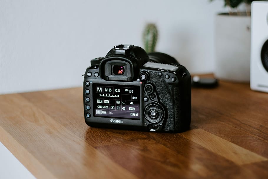 negre, càmera dslr, superior, marró, fusta, taula, càmera, configuració, cos de la càmera, cànon, pantalla, visor, botó, tecnologia, equipament, kit, 5d, càmera canònica, fotografia, canon eos 5d, 5d marca ii, Marca 5d iii, 5d marca iv, canó 5d, canon eo, iso, a l'interior, càmera - equip fotogràfic, cap gent, temes de fotografia, material de fusta, primer pla, centrar-se en primer pla, color negre, estil retro, sol objecte, sòls, natura morta, lent - instrument òptic, equip fotogràfic, nombre, seguretat, interior de casa, càmera digital, 4K