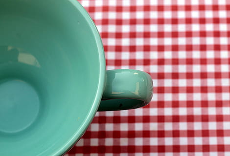 Nahansicht, Foto, leeren, Teetasse, Grün, Keramik, Tasse, rot, Weiß, Textil-, Becher, geprüft, Tabelle, Gingham, Tischdecke, Karomuster, Küchenutensilien, Geschirr, keine Leute, Lebensmittel, Teller, einzelnes Objekt, grüne Farbe, drinnen, Stillleben, Muster, Essen und Trinken, weiße Farbe, Kunststoff, Haushaltsausstattung, High Angle View, direkt darüber, stehlen, 2K, CC0, gemeinfrei, lizenzfrei
