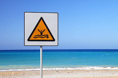 kust, nuvarande, fara, farlig, landskap, hav, kraftfull, Strand, skylt, styrka, stark, tidvattens-, tidvatten, vatten, vågor, våt, varningsskylt, sand, varningssymbol, vägskylt, blå, symbol, kustlinje, horisont över vatten, kommunikation, horisont, himmel, gul, klar himmel, landa, triangelform, dag, natur, inget folk, utomhus, form, 4K, CC0, offentligt domän, royaltyfria
