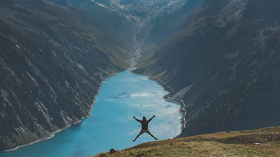 Person springen, Mann, Springen, oben, Berg, Entfernung, Fluss, Person, Hügelspitze, tagsüber, Natur, draußen, Sommer-, Menschen, Landschaft, szenen, eine Person, Wasser, Urlaube, Meer, Lebensstile, echte Menschen, Tag, Schönheit in der Natur, Szenen - Natur, Freizeitbeschäftigung, Männer, menschlicher Arm, Gliedmaßen, Arme ausgestreckt, Erwachsene, Rock, solide, Stehen, in voller Länge, Arme erhoben, menschliches Glied, 5K, CC0, gemeinfrei, lizenzfrei