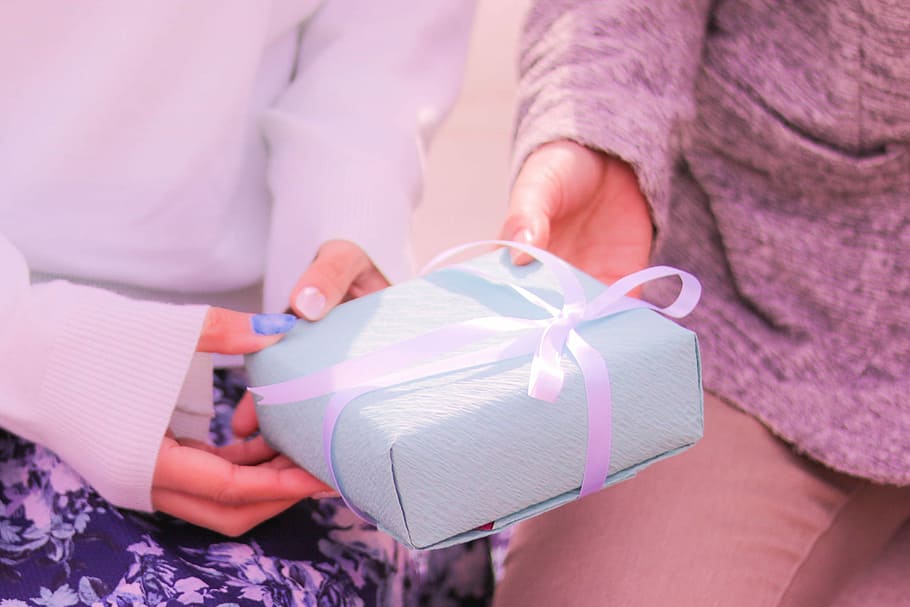 dos, celebració, blau, Caixa de regal, persona, regal, Caixa, dones, gent, femelles, mà humana, ètnia caucàsica, adult, amor, donar, color rosa, estils de vida, només adults, embolicat, secció mitjana, dues persones, cinta: objectes de cosir, cinta, primer pla, mà, emoció, arc, llaç de llaç, sorpresa, contenidor, caixa-contenidor, emoció positiva, rebre, 1080P