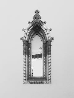 ventana de concreto gris, gris, blanco, florido, ventana, edificio, pared, arquitectura, espejo, reflexión, estructura construida, vista de ángulo bajo, nadie, exterior del edificio, día, cielo, reloj, religión, cielo limpio, historia, creencia, el pasado, copia espacio, espiritualidad, hora, naturaleza, 2K, CC0, dominio público, libre de derechos