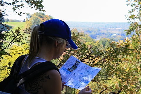 vrouw leest kaart, hike, tocht, kaart, navigatie, reizen, buitenshuis, activiteit, landschap, actief, wandelaar, reis, kelso, richting, een persoon, boom, vrijetijdsbesteding, fabriek, natuur, echte mensen, levensstijlen, vrouw, dag, jonge volwassene, volwassen, portret, hoofdschot, zonlicht, land-, groei, casual kleding, focus op de voorgrond, 4K, CC0, publiek domein, royaltyvrij