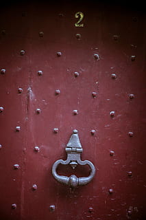 Tür, Nummer, zwei, rot, Metall, Eingang, keine Leute, Nahansicht, Türklopfer, Sicherheit, Schutz, Vollbild, Hintergründe, Tag, Knopf, gebaute Struktur, drinnen, Türknauf, alt, Schlüsselloch, silberfarben, Decke, 1080P, CC0, gemeinfrei, lizenzfrei