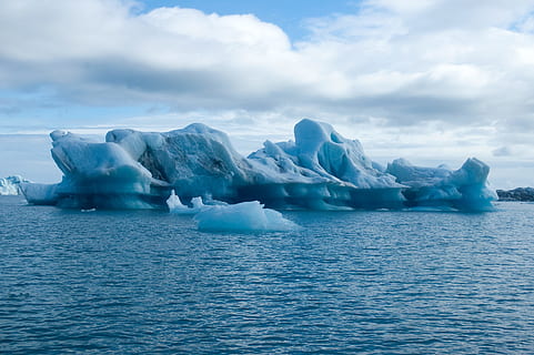 ledová modř, bílá, mraky, jezero, led, modrý, bílý, mraky, jokulsarlon, Island, voda, ledovec, studená teplota, zamrzlý, tání, krása v přírodě, scenics - příroda, nebe, klidné scény, moře, klid, životní prostředí, tvorba ledovců, nábřeží, zimní, krajina, mrak - nebe, nikdo, plovoucí na vodě, laguna, 2K, CC0, veřejná doména, bez autorských práv