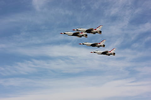 quattro aerei da combattimento, quattro, aerei da combattimento bianchi e rossi, volante, cielo, caccia, nuvole bianche, giorno, Jet, volo, aereo, spettacolo aereo, militare, aereo da combattimento, aeronautica, veicolo aereo, forze armate, acrobazia, aereo militare, guerra, aria, esercito, arma, lavoro di squadra, movimento, modo di trasporto, nuvola - cielo, mezzi di trasporto, in movimento, natura, cooperazione, Inquadratura dal basso, mezz'aria, abilità, all'aperto, ordine, scia di vapore, acrobatica aerea, 5K, CC0, dominio pubblico, privo di copyright