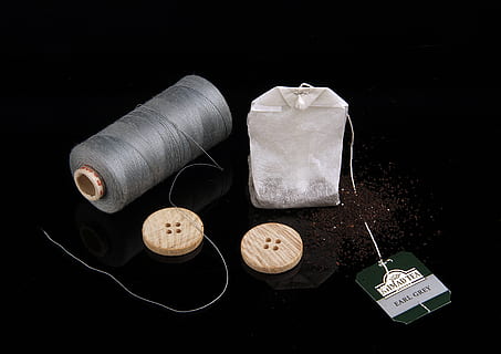 filo, pulsante, tè, natura morta, sfondo nero, girato in studio, nessuno, avvicinamento, in casa, giorno, cibo e bevande, cibo, bere, utensile da cucina, contenitore, vista dall'alto, freschezza, tavolo, cucchiaio, bustina di the, direttamente sopra, caffè, rinfresco, caffè - bevanda, prima colazione, caffettiera, 4K, CC0, dominio pubblico, privo di copyright