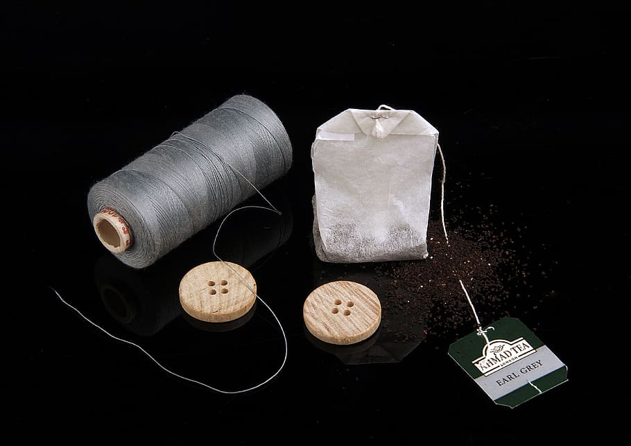 filo, pulsante, tè, natura morta, sfondo nero, girato in studio, nessuno, avvicinamento, in casa, giorno, cibo e bevande, cibo, bere, utensile da cucina, contenitore, vista dall'alto, freschezza, tavolo, cucchiaio, bustina di the, direttamente sopra, caffè, rinfresco, caffè - bevanda, prima colazione, caffettiera, 4K