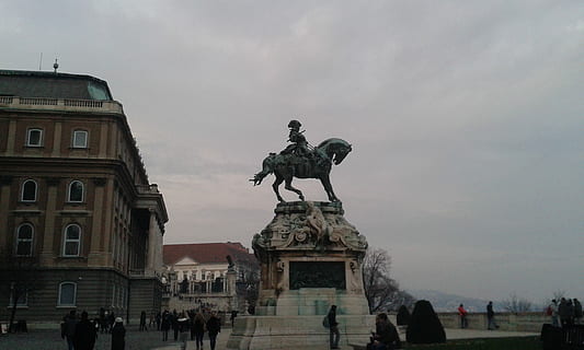 slot, bygning, budapest, slot, bygning, statue, arkitektur, rejsemål, bygget struktur, sky - himmel, bygning udvendig, skulptur, Kunst og håndværk, repræsentation, menneskelig repræsentation, himmel, mandlig lighed, natur, gruppe af mennesker, fortiden, historie, rejse, mindesmærke, kreativitet, husdyr, udendørs, regering, 2K, CC0, offentligt domæne, royaltyfrie