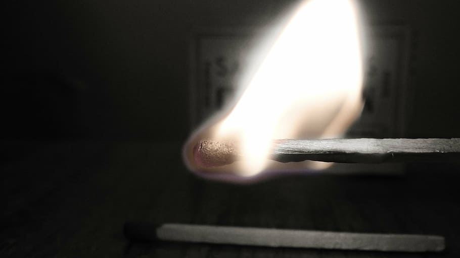 match, ild, Pind, flamme, brænding, varme - temperatur, brand - naturligt fænomen, indendørs, ingen mennesker, natur, tæt på, tændstik, meddelelse, studio skud, skilt, advarselsskilt, røg - fysisk struktur, mørk, sort baggrund, glødende, enkelt objekt, antændende, 1080P