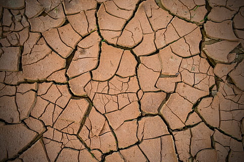 brauner Grund, Struktur, Schlamm, trocken, Natur, Dürre, Wüste, Schmutz, Land, trockenes Klima, geknackt, Klima, Lehm, Hitze - Temperatur, unfruchtbar, Hintergründe, Naturkatastrophe, Umgebung, braun, Muster, texturiert, Erderwärmung, Szenen - Natur, Vollbild, keine Leute, natürliches Muster, Tag, Feld, extremes Gelände, draußen, 4K, CC0, gemeinfrei, lizenzfrei