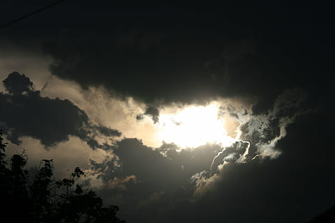 céu, nuvens, Sombrio, cinzas, em camadas, por do sol, Dom, luz solar, dramático, nuvem - céu, beleza na natureza, natureza, visão de baixo ângulo, scenics - natureza, cloudscape, tranquilidade, tempestade, ao ar livre, ninguém, silhueta, nublado, céu dramático, idílico, cena tranquila, meteorologia, 4K, CC0, domínio público, royalty free