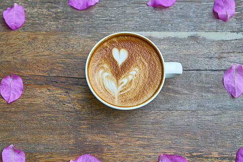 kopi, kafe, meja, makanan, minum, Latar Belakang, restoran, merapatkan, latte, ungu, bunga, foto, cangkir, kafein, cappuccino, Selamat pagi, pagi, espreso, minuman, cangkir kopi, bangun, fotografi, coklat, kopi - minum, makanan dan minuman, kesegaran, minuman berbusa, masih hidup, minuman panas, cinta, bahan kayu, seni buih, tepat di atas, warna merah jambu, emosi positif, tidak ada orang, balapecah, 5K, CC0, domain publik, bebas royalti