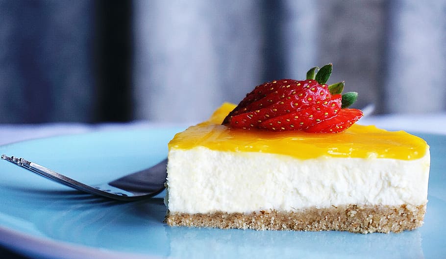 Kuchen, Erdbeerfrucht, Teller, Käsekuchen, Zitrone, Dessert, Lebensmittel, Obst, Erdbeere, frisch, köstlich, Süss, lecker, Bäckerei, Essen und Trinken, Beerenfrucht, Süßes Essen, Genuss, Frische, Essgeschirr, Küchenutensilien, Versuchung, Gabel, fertig für den Verzehr, gebacken, Scheibe, drinnen, keine Leute, Stück Kuchen, Kuchen - Dessert, Obstkuchen, Frühstück, französisches Essen, 5K