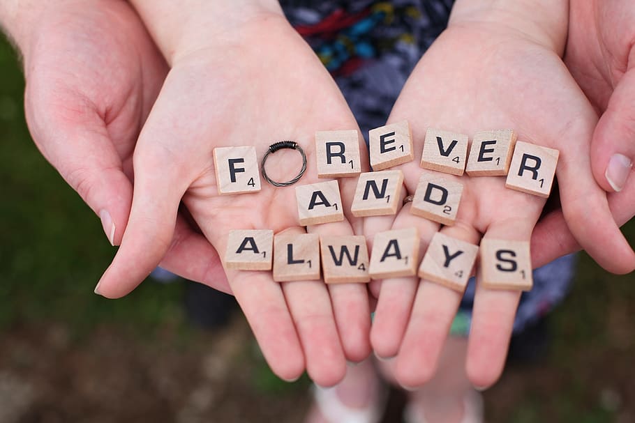home, parella, mans, amor, compromís, humà, gent, Scrabble, dona, mà humana, text, mà, part del cos humà, guió occidental, comunicació, part del cos, celebració, primer pla, lletra majúscula, adult, dones, activitat d'oci, dues persones, centrar-se en primer pla, dit, dia, alfabet, 5K