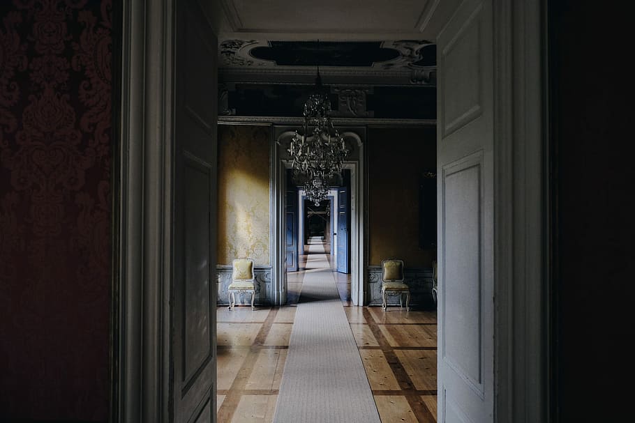 obert, blanc, fusta, porta, aranya, dos, marró, catifes d’àrea, al costat, paret, habitació, interior, decoració, ornamentat, sostre, sala, terra de fusta, passadís, corredor, porta doble, ombra, arquitectura, estructura construïda, edifici, entrada, a l'interior, direcció, religió, espiritualitat, el camí a seguir, lloc de culte, cap gent, creença, arcade, dia, columna arquitectònica, arc, sòl de rajoles, 2K