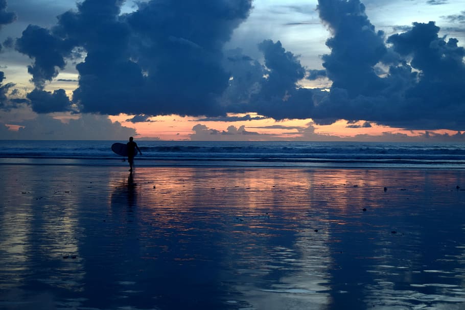 pláž při západu slunce, bali, surfování, nebe, voda, mrak - nebe, moře, krása v přírodě, západ slunce, jedna osoba, odraz, scenics - příroda, klid, skutečných lidí, klidné scény, nábřeží, silueta, Příroda, přistát, pláž, stojící, volnočasové aktivity, horizont nad vodou, venku, 5K