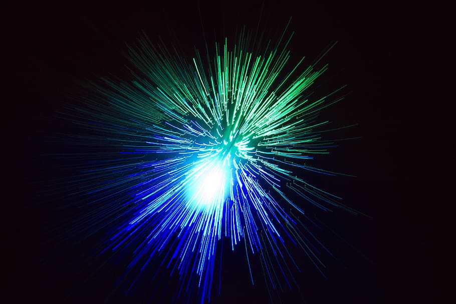 focs artificials a la nit, llum, efecte, focs artificials, nou, curs, celebració, sensorial, visual, blau, verd, fons negre, il·luminat, tecnologia, cap gent, llum - fenomen natural, explosió, nit, tir de l'estudi, naturalesa, fibra òptica, cultura i entreteniment artístic, brillant, resum, equips d’il·luminació, color vibrant, cel, a l'interior, moviment, exhibició de focs artificials, color turquesa, 4K