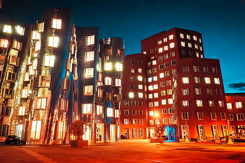 architettura, grattacielo, orizzonte, moderno, città, cielo, mirroring, facciata, costruzione, finestra, blu, illuminazione, Düsseldorf, edificio per uffici, vetro frontale, urbano, architettura moderna, grande città, sera, buio, gehry, edifici gehry, porto multimediale, fotografia notturna, notte, scena urbana, struttura costruita, esterno dell'edificio, illuminato, architettura ed edifici, crepuscolo, vita di città, strada, all'aperto, immagine a colori, nessuno, mezzi di trasporto, quartiere residenziale, attrezzatura per l'illuminazione, natura, luce, lampione, edificio per uffici esterno, 4K, CC0, dominio pubblico, privo di copyright