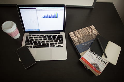 macbook, pro, flere, bøger, diagrammer, grafer, data, finansiere, bærbar, computer, arbejder, forretning, smartphone, mobil, teknologi, kaffe, skrivebord, meddelelse, forbindelse, trådløs teknologi, bord, møbel, indendørs, computerudstyr, ingen mennesker, computerskærm, tekst, dokument, papir, internet, bærbar informationsenhed, høj vinkel visning, tastatur, 5K, CC0, offentligt domæne, royaltyfrie