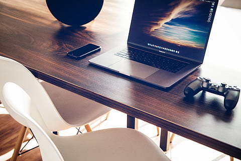otočil, macbook, pro, hnědý, dřevěný, lavice, jablko, tech, technologie, ovladač, stůl, bezdrátové technologie, sdělení, uvnitř, počítač, nikdo, spojení, dřevo - materiál, laptop, nábytek, podnikání, počítačová klávesnice, klávesnice, stálý život, počítačové vybavení, vysoký úhel pohledu, detail, hudba, sklenka, 5K, CC0, veřejná doména, bez autorských práv