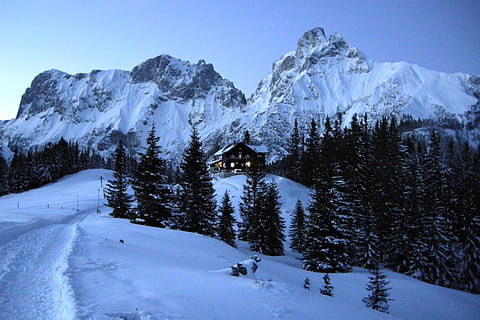 montagne, alpino, sera, freddo, invernale, dicembre, capanna, la neve, inverno, montagna, natura, Alpi europee, paesaggio, foresta, all'aperto, albero, temperatura fredda, bellezza nella natura, scenics - natura, cielo, pianta, scena tranquilla, la tranquillità, ambiente, montagna innevata, catena montuosa, nessuno, terra, copertura, picco di montagna, 2K, CC0, dominio pubblico, privo di copyright