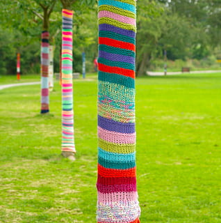 kunst, træer, strikning, kufferter, græsplæne, udendørs, multi farvet, græs, tekstil, uld, plante, fokus på forgrunden, ingen mennesker, stribet, Kunst og håndværk, dag, mønster, kreativitet, grøn farve, materiale, natur, håndværk, parkere, træstamme, lilla, 2K, CC0, offentligt domæne, royaltyfrie