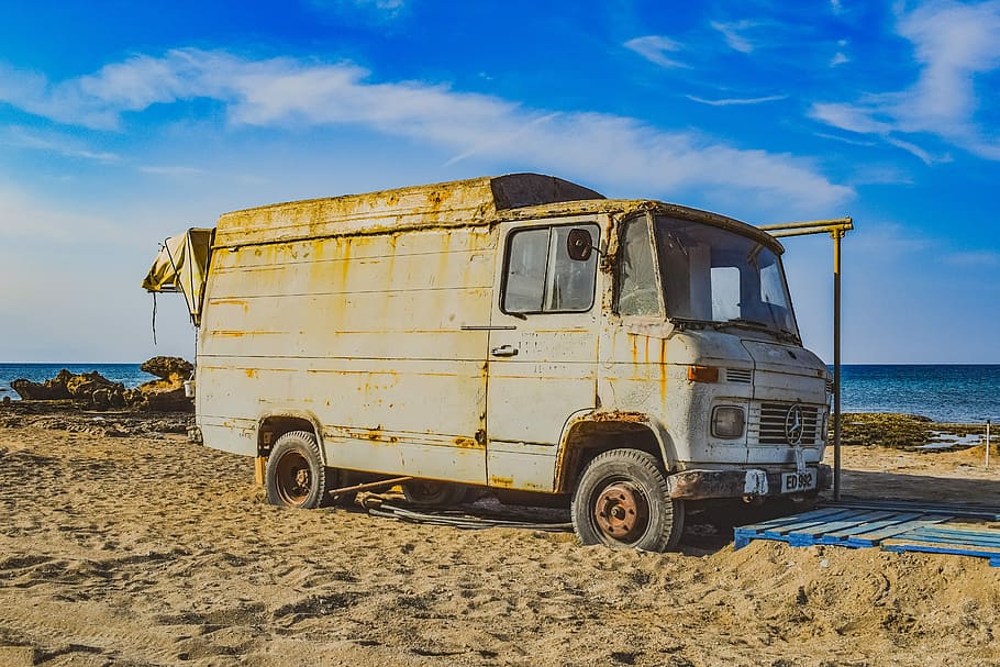 blanc, furgó del panell Mercedes-benz, furgoneta, cotxe, vehicle, vell, rovellat, decaïment, abandonat, platja, cel, manera de transport, transport, terra, sorra, vehicle terrestre, núvol - cel, naturalesa, dia, mar, aigua, automòbil, llum solar, cap gent, estacionari, camió, a l'aire lliure, espatllat, 5K