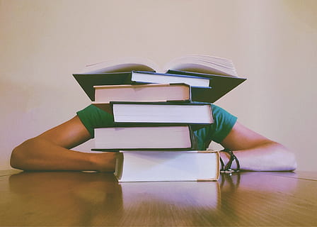 orang, duduk, depan, menumpuk, buku, teratas, meja, mahasiswa, sedang belajar, belajar, Baca baca, pengetahuan, Perpustakaan, Book, publikasi, pendidikan, tumpukan, dalam ruangan, bacaan, satu orang, kebijaksanaan, literatur, memegang, aktivitas, anak muda, orang yang tidak dikenal, konsentrasi, buku pelajaran, buku hardcover, wajah dikaburkan, 2K, CC0, domain publik, bebas royalti