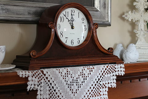 reloj, hora, manto de chimenea, minuto, fecha tope, horas, tarde, alarma, minutero, antiguo, vendimia, despertador, adentro, nadie, número, la cara del reloj, interior de la casa, estilo retro, cuarto doméstico, material de madera, instrumento de tiempo, vida domestica, centrarse en primer plano, de cerca, habitación, mesa de noche, despertando, 5K, CC0, dominio público, libre de derechos