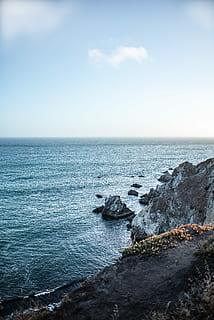corpo, acqua, accanto, rocce, grigio, scogliera, Sewa, nube, cielo, vuoto, vela, verde, pianta, mare, californio, estate, Esplorare, tranquillo, amore, luce, bianca, lunatico, viaggio, pace, sfondo, minimo, blu, roccia, orizzonte, orizzonte sull'acqua, scenics - natura, bellezza nella natura, roccia - oggetto, solido, la tranquillità, natura, scena tranquilla, nessuno, nuvola - cielo, giorno, terra, spiaggia, all'aperto, costa rocciosa, 5K, CC0, dominio pubblico, privo di copyright