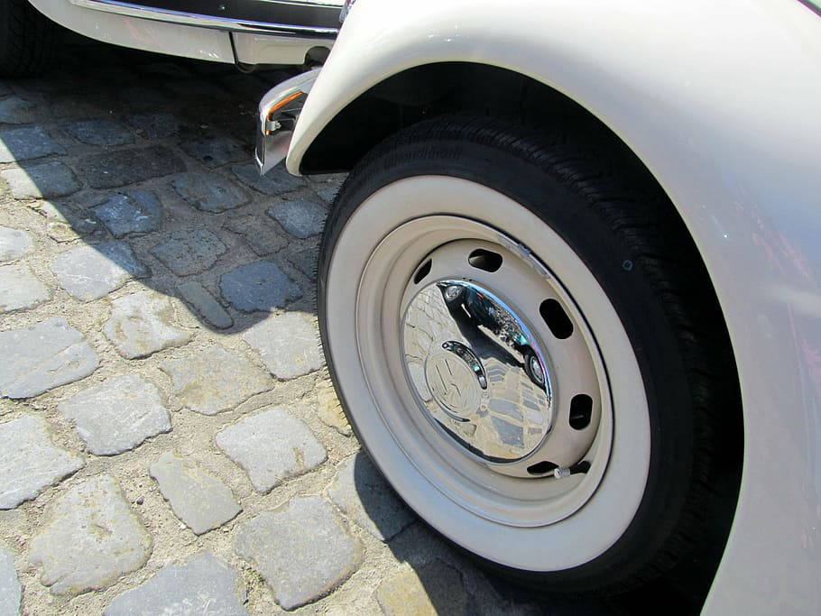 vw, brouk, kolo, chrom, víčko náboje, okraj, chromový lem, volkswagen, pneumatika, přeprava, způsob dopravy, motorové vozidlo, auto, pozemního vozidla, ulice, město, silnice, stacionární, den, nakupování, nikdo, vysoký úhel pohledu, venku, cestovat, detail, kov, parkoviště, stříbrné barvy, 2K