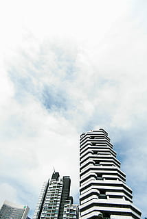 cuc, vista d'ulls, edificis, ennuvolat, dia, foto de baix angle, de gran alçada, torre, gratacels, edifici, arquitectura, núvol, exterior de l'edifici, estructura construïda, cel, núvol - cel, vista d’angle baix, exterior d’edifici d’oficines, ciutat, alta - alta, naturalesa, oficina, cap gent, modern, a l'aire lliure, destinacions de viatge, secció alta, fletxa, 5K, CC0, domini públic, lliure de regalies