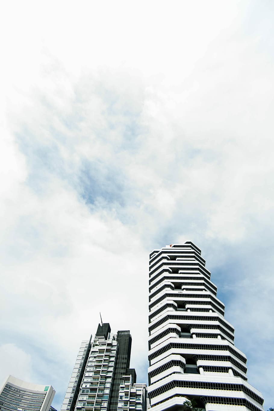 cuc, vista d'ulls, edificis, ennuvolat, dia, foto de baix angle, de gran alçada, torre, gratacels, edifici, arquitectura, núvol, exterior de l'edifici, estructura construïda, cel, núvol - cel, vista d’angle baix, exterior d’edifici d’oficines, ciutat, alta - alta, naturalesa, oficina, cap gent, modern, a l'aire lliure, destinacions de viatge, secció alta, fletxa, 5K
