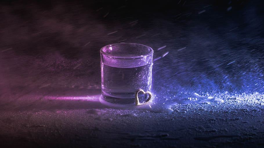 vodka, kærlighed, sne, kold, hjerte, vind, koldt, ensomhed, blå, lilla, alkohol, binge, spiritus, glas, bryllup, ingen mennesker, indendørs, enkelt objekt, vand, mad og drikke, glas - materiale, natur, tæt på, meddelelse, fokus på forgrunden, husholdningsudstyr, videnskab, røg - fysisk struktur, studio skud, mørk, teknologi, 5K