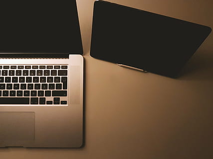 apple enheter, datamaskin, moderne, mørk, skrivebord, vise, elektronikk, utstyr, ipad, laptop, mac, macbook, Macbook Pro, skjerm, skygge, teknologi, trådløs teknologi, forbindelse, kommunikasjon, data utstyr, data-tastatur, tastatur, ingen folk, bord, bærbar informasjonsenhet, innendørs, kopiere plass, datamaskin del, dataskjerm, nærbilde, virksomhet, internett, datamaskin nøkkel, svart bakgrunn, sølvfarget, 4K, CC0, offentlig domene, opphavsrett gratis