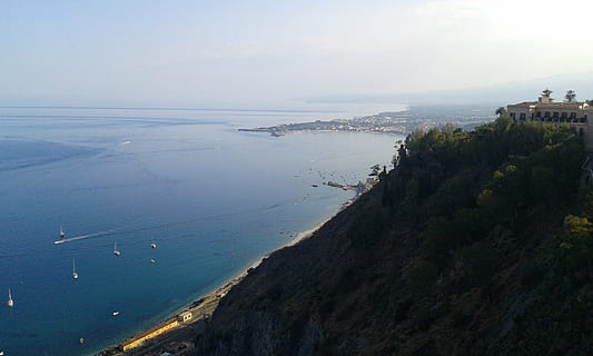 taormina, moře, krajina, voda, scenics - příroda, přistát, krása v přírodě, nebe, pláž, Příroda, nikdo, klidné scény, klid, den, vysoký úhel pohledu, horizont nad vodou, horizont, venku, pobřežní čára, mimoměstské scény, idylický, záliv, 2K, CC0, veřejná doména, bez autorských práv