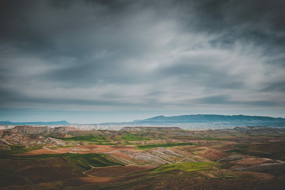 herba, sòl, cobert, camp, dia, vista del paisatge, forma de terra, muntanya, paisatge, núvol, camps, plana, viatge de carretera, viatjar, aventura, vista àmplia, ennuvolat, planeta, terra, neture, núvol - cel, medi ambient, escenics - natura, cel, bellesa a la natura, escena tranquil·la, tranquil·litat, escena no urbana, naturalesa, Serra, cap gent, planta, idíl·lic, escena rural, a l'aire lliure, 5K