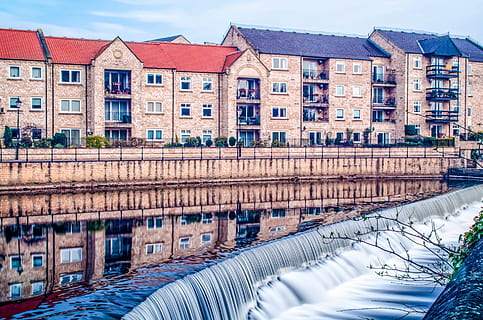 Wasser, Reflexion, Element, nass, fließen, Richtung, Gebäude, Blau, Rafting, Bewertung, Grundeigentum, Eigentum, Geschäft, Zuhause, Wetherby, England, Stadt, Dorf, Stadt, Norden, Yorkshire, die Architektur, gebaute Struktur, Gebäudehülle, Wohngegend, keine Leute, Tag, Natur, Haus, draußen, Fluss, Brücke, Pflanze, Verbindung, Transport, Seite an Seite, Himmel, Reihenhaus, 1080P, CC0, gemeinfrei, lizenzfrei