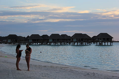 spiaggia, tramonto, Maldive, acqua, cielo, persone reali, architettura, struttura costruita, due persone, uomini, terra, mare, donne, attività di svago, stili di vita, bellezza nella natura, nuvola - cielo, solidarieta, esterno dell'edificio, persone, all'aperto, coppia - relazione, emozione positiva, 2K, CC0, dominio pubblico, privo di copyright