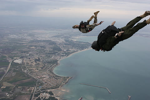 Due, uomini, cielo, immersione, giorno, paracadutismo, saltare, alta altitudine, caduta, militare, formazione, alto, persone, paracadute, volo, aereo, autunno, volante, natura, all'aperto, sport estremi, avventura, montagna, mezz'aria, lunghezza intera, salto, persone reali, stili di vita, attività di svago, adulto, euforia, paesaggio, sport, vitalità, braccio umano, 4K, CC0, dominio pubblico, privo di copyright