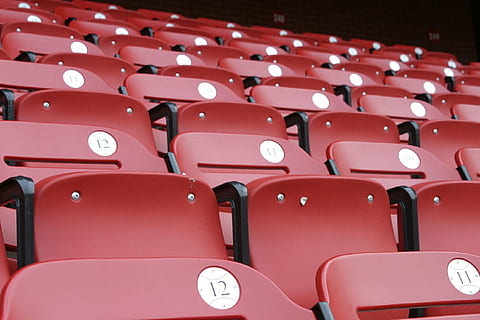 assento do estádio, assento, assentos, estádio, arena, Esportes, vermelho, jogos, evento, esvaziar, em uma sequência, cadeira, ninguém, grande grupo de objetos, repetição, origens, dentro de casa, ausência, cinema, número, ordem, esporte, cultura artística e entretenimento, auditório, conformidade, 1080P, CC0, domínio público, royalty free