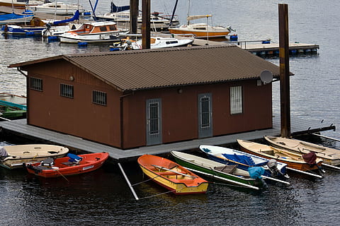 bootte, båthus, heim, nautisk fartøy, transport, vann, transportmiddel, arkitektur, fortøyd, bygge eksteriør, ingen folk, bygget struktur, dag, natur, bygning, hav, havn, utendørs, reise, vannkanten, seilbåt, robåt, 4K, CC0, offentlig domene, opphavsrett gratis