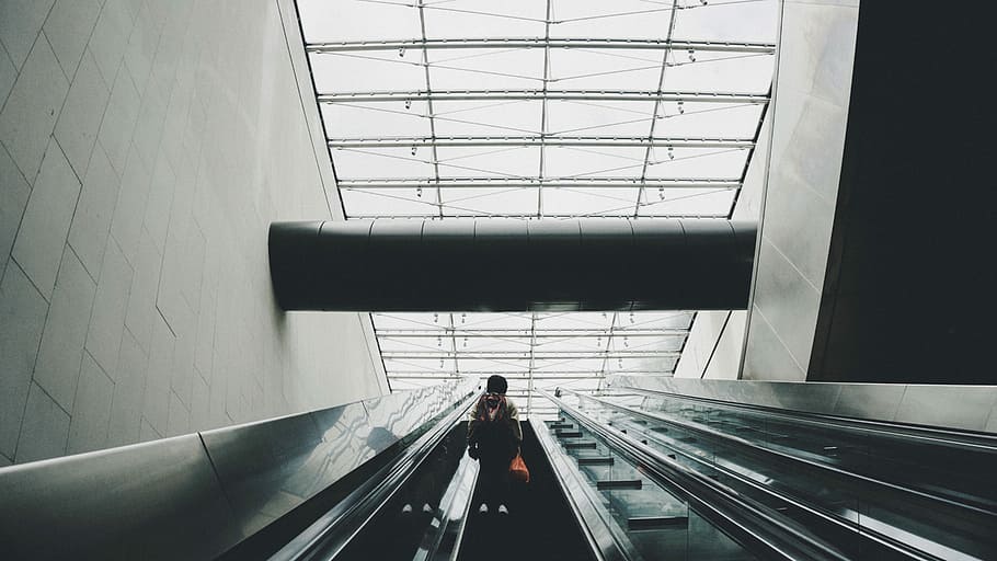 persoană pe scări rulante, persoană escalator de echitatie, clădire, arhitectură, scară rulantă, scară, perete, transport, o persoana, în interior, călătorie, mişcare, stiluri de viață, adult, construită, oameni adevărați, mijloc de transport, vedere în unghi mare, permanent, balustradă, în mișcare, lungime totală, bărbați, femei, pasarelă în mișcare, modern, 5K