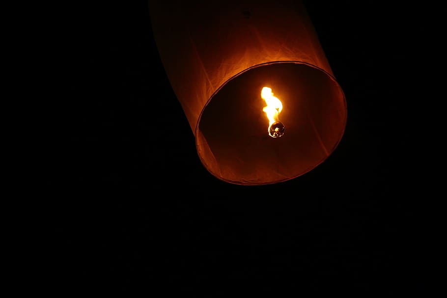 vesak, llanterna, borobudur, llum, vesak lantern, vela, flama, foc - fenomen natural, cremant, espiritualitat, religió, brillant, nit, equips d’il·luminació, il·luminat, llum - fenomen natural, fosc, resant, cera, celebració, esperança, calor - temperatura, Església, color negre, espelmes, decoració, color taronja, fons negre, cap gent, primer pla, foc, còpia espai, a l'interior, habitació domèstica, vista d’angle baix, llum elèctrica, any nou xinès, lluminositat, 1080P